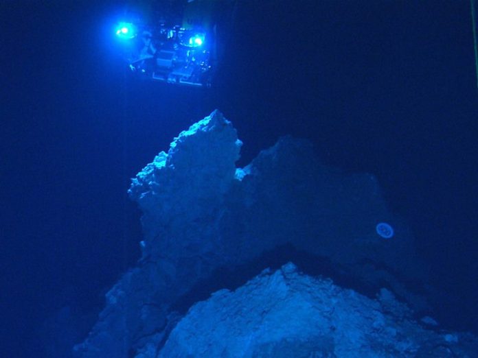 rv-spotlights-carbonate-rock-spires-lost-city-bright-sharp-800x600 Deep Seabed Mining