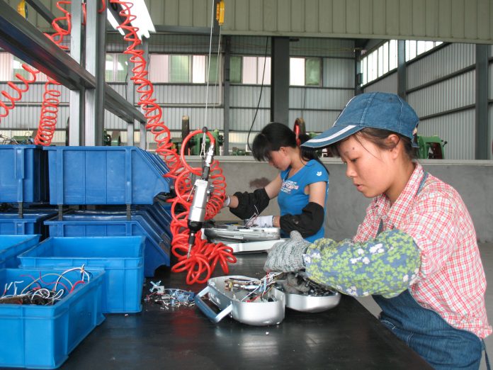 Formal_dismantlers China is expected to produce more e-waste than the United States or the European Union by 2030 (Image: Global E-Waste Monitor)