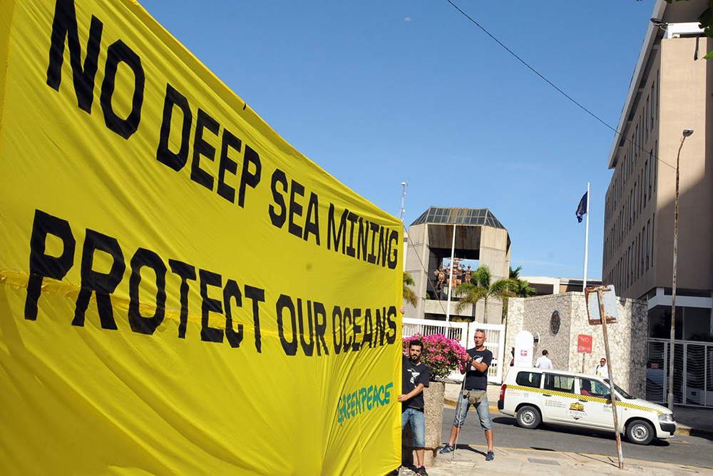 Greenpeace organized a peaceful demonstration on the protection of the ocean outside the headquarters of the ISA. Photo ENB.